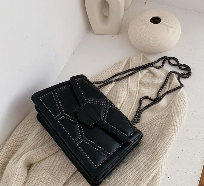 Sac bandoulière chaîne rivetée
