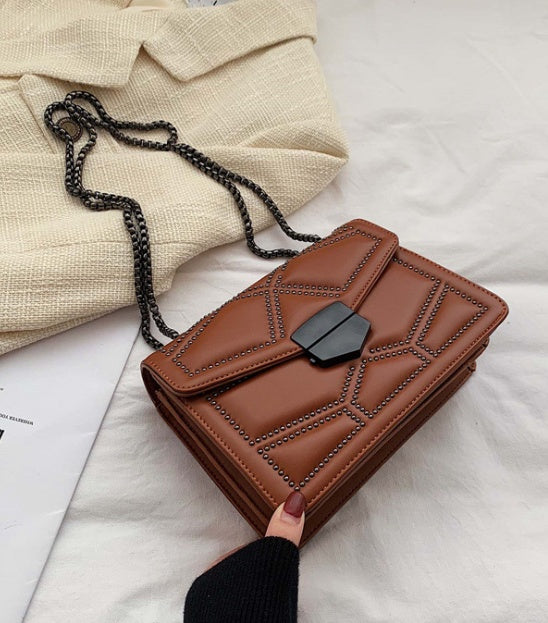 Sac bandoulière chaîne rivetée