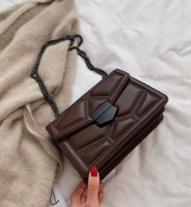 Sac bandoulière chaîne rivetée